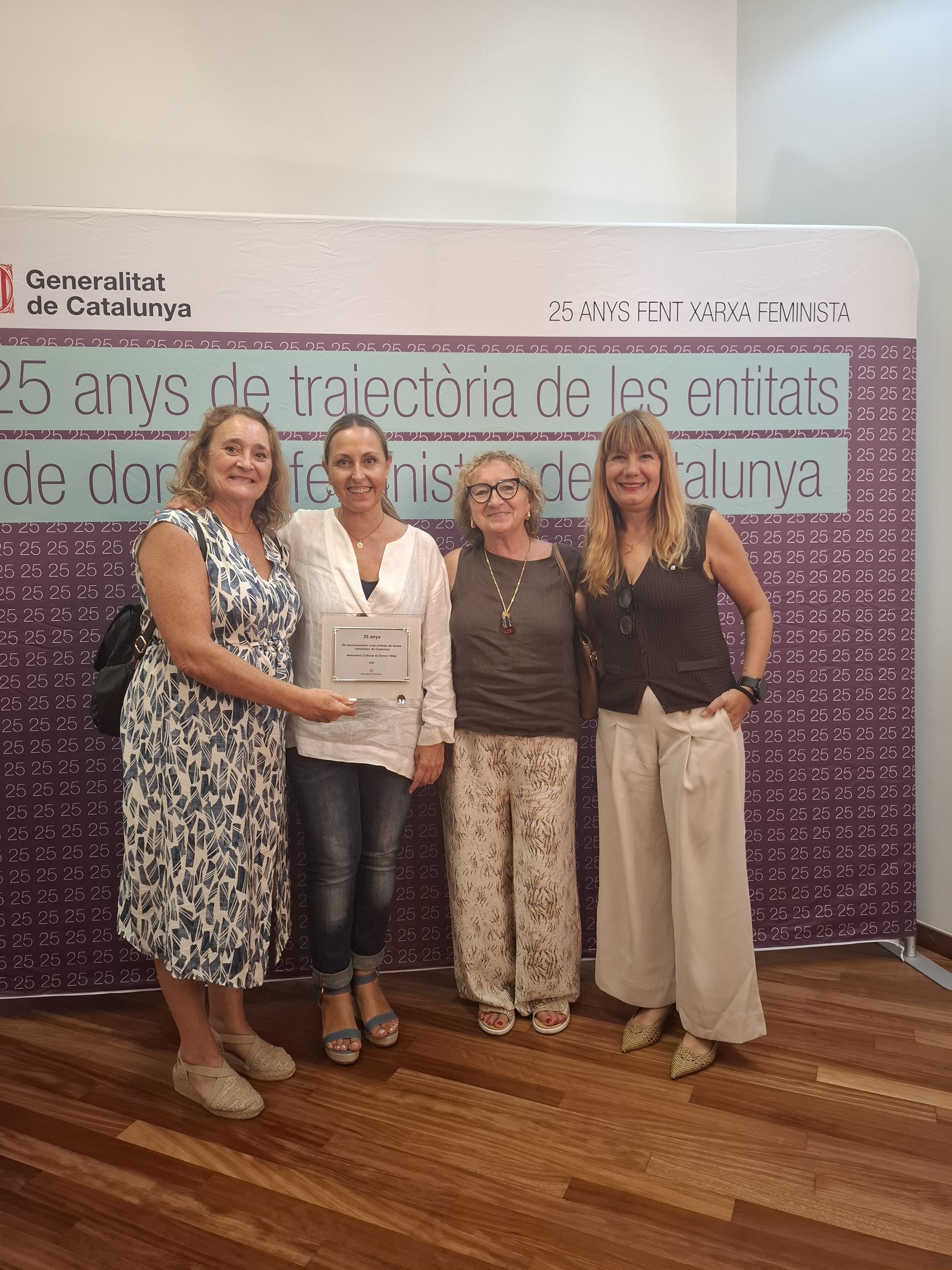 L’Associació de Dones L’Alba de Cambrils rep un reconeixement pels seus 25 anys de trajectòria 2