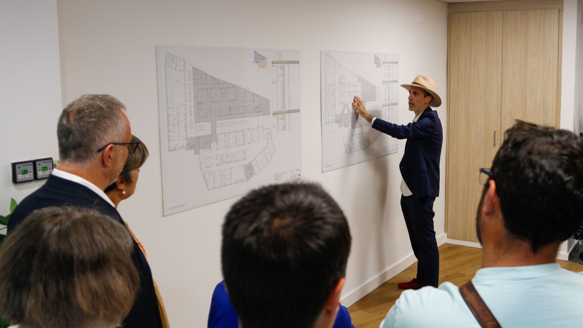 L'aquitecte ha explicat a les autoritats presents el projecte