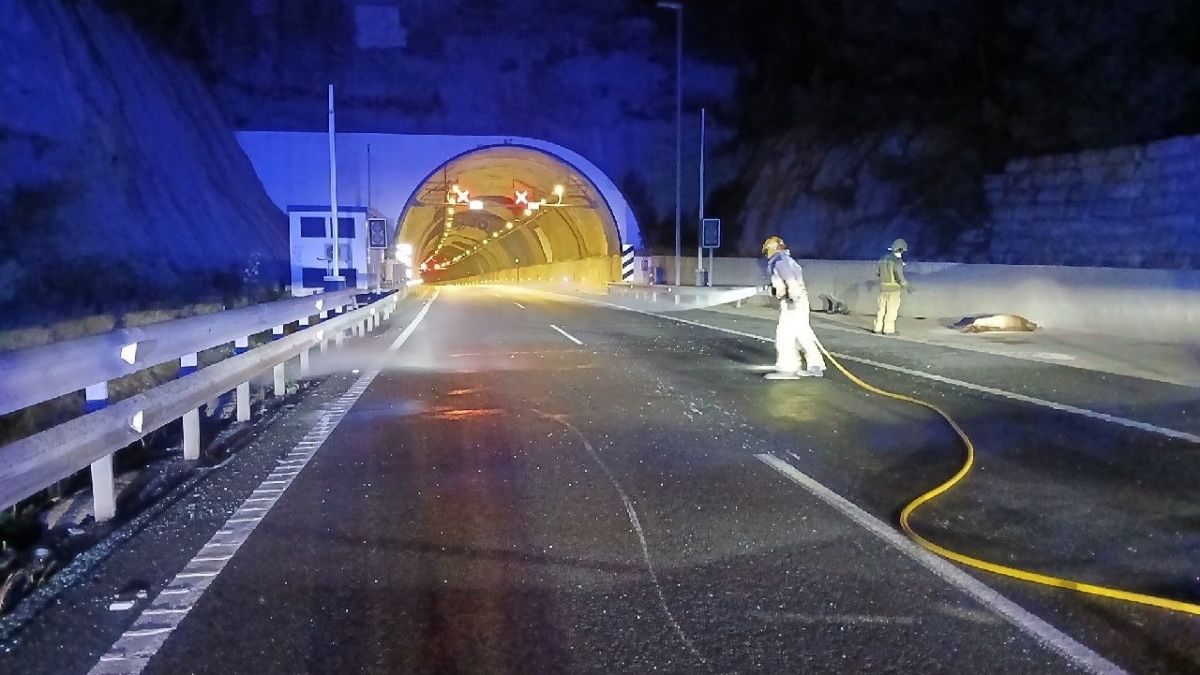 Els Bombers netejant l'entrada i sortida d'un túnel de l'A 2 al Bruc