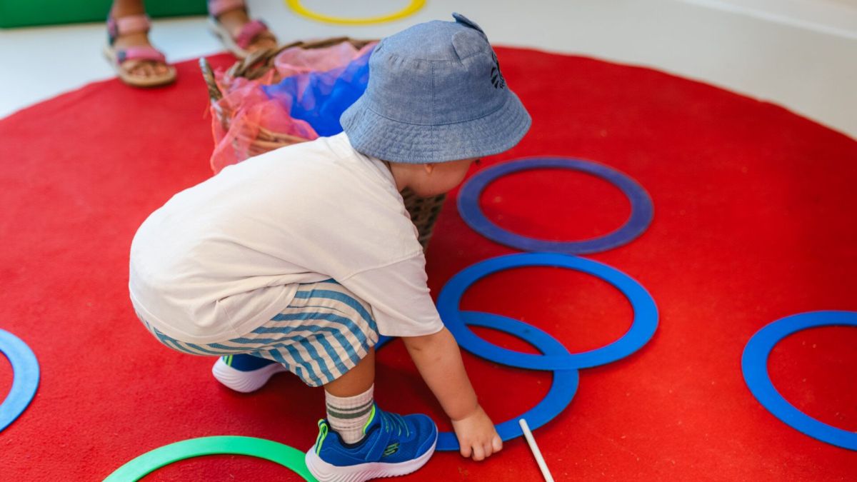 Nens jugant al nou casal infantil Imagina't del barri de la Marina de Barcelona