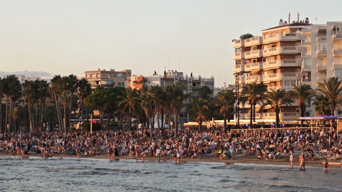 Front marítim de Salou ple per a la Festa al Cel