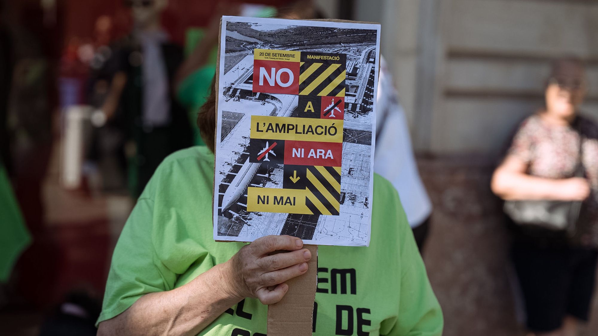 Un cartell contra l'ampliació de l'aeroport durant la manifestació d'aquest diumenge a Barcelona