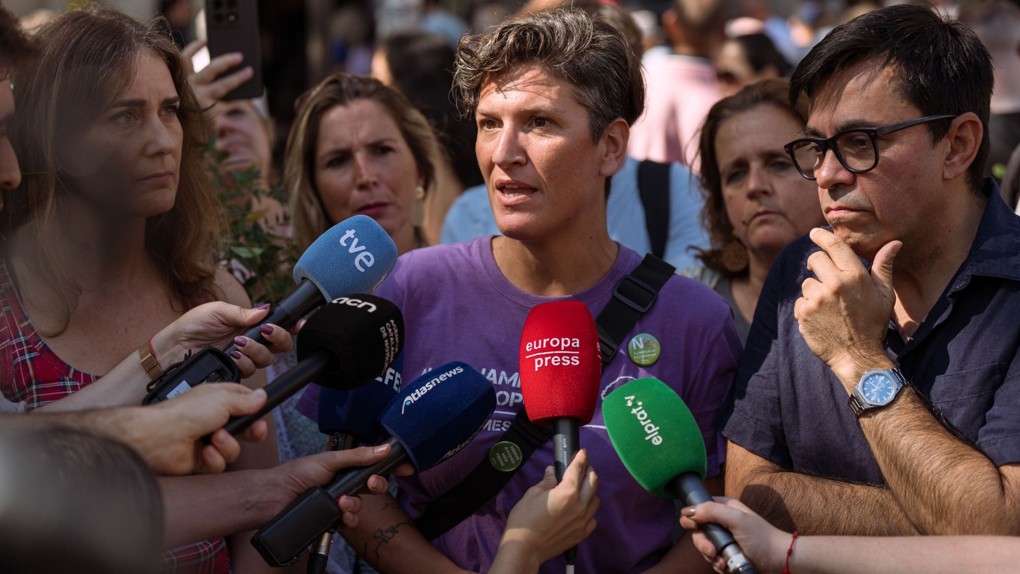 L'alcaldessa del Prat de Llobregat, Alba Bou, atenent els mitjans de comunicació abans de la manifestació contra l'ampliació de l'aeroport