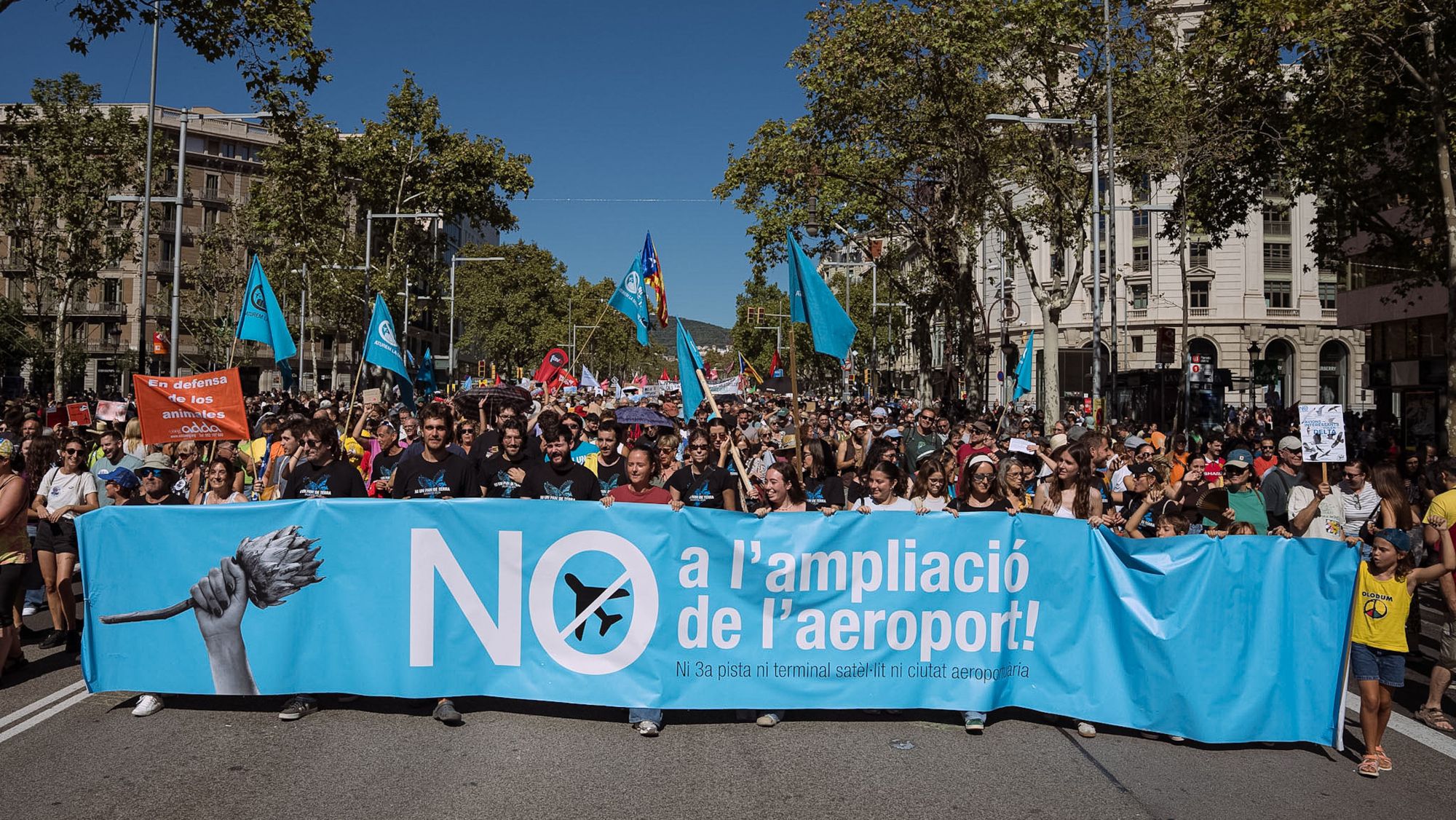 Capçalera de manifestació contra l'ampliació de l'aeroport al centre de Barcelona