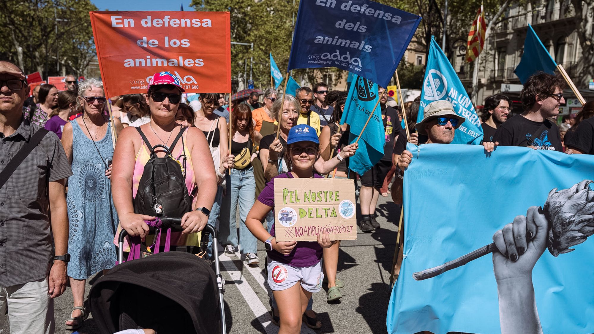 Manifestants durant la mobilització contra l'ampliació de l'aeroport del Prat al passeig de Gràcia de Barcelona