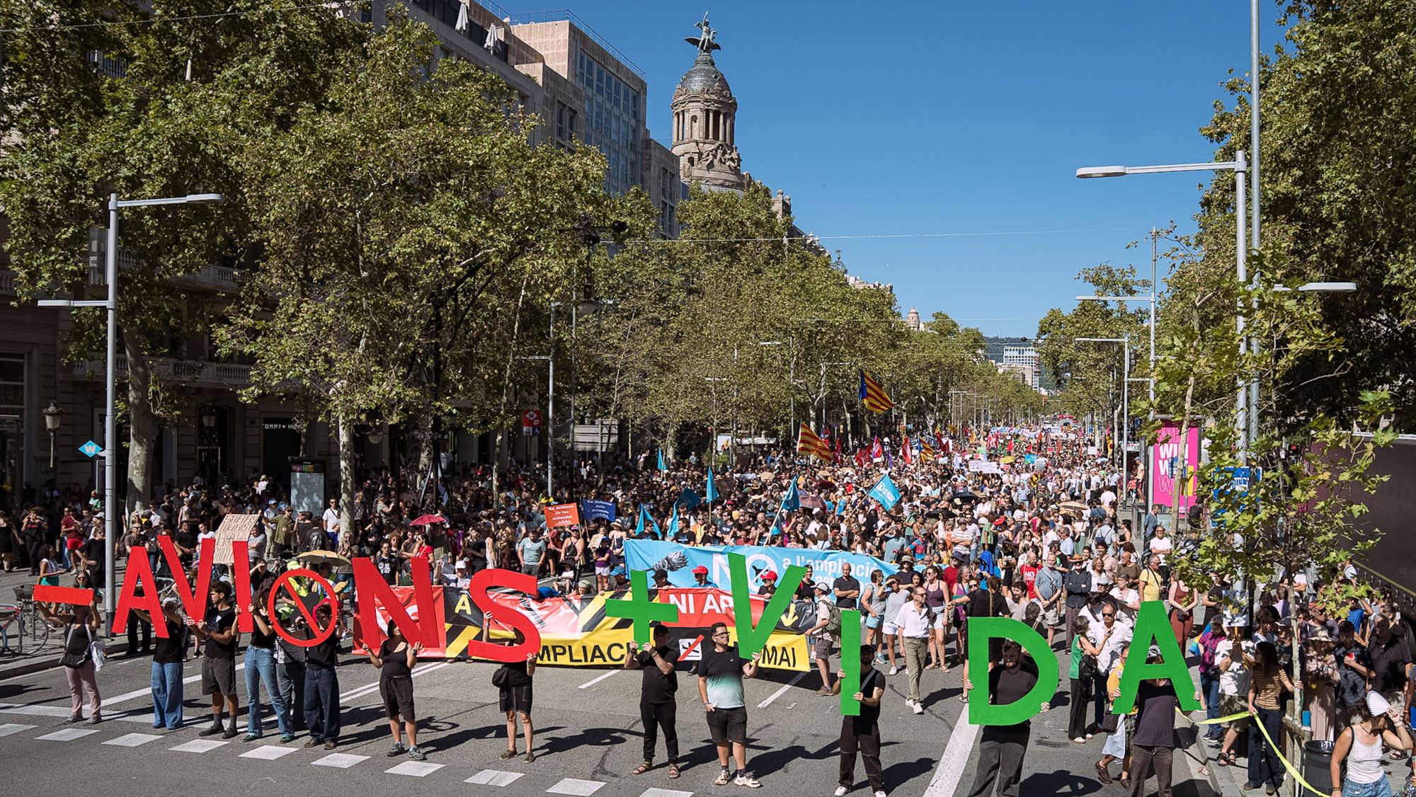 Manifestació contra l'ampliació de l'aeroport del Prat al passeig de Gràcia de Barcelona