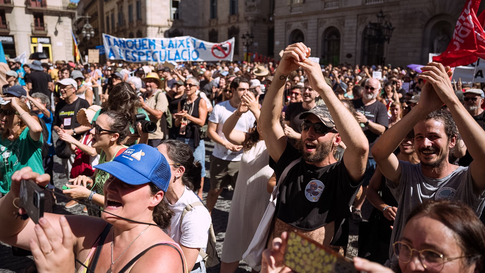 La manifestació contra l'ampliació de l'aeroport, en arribar a plaça Sant Jaume
