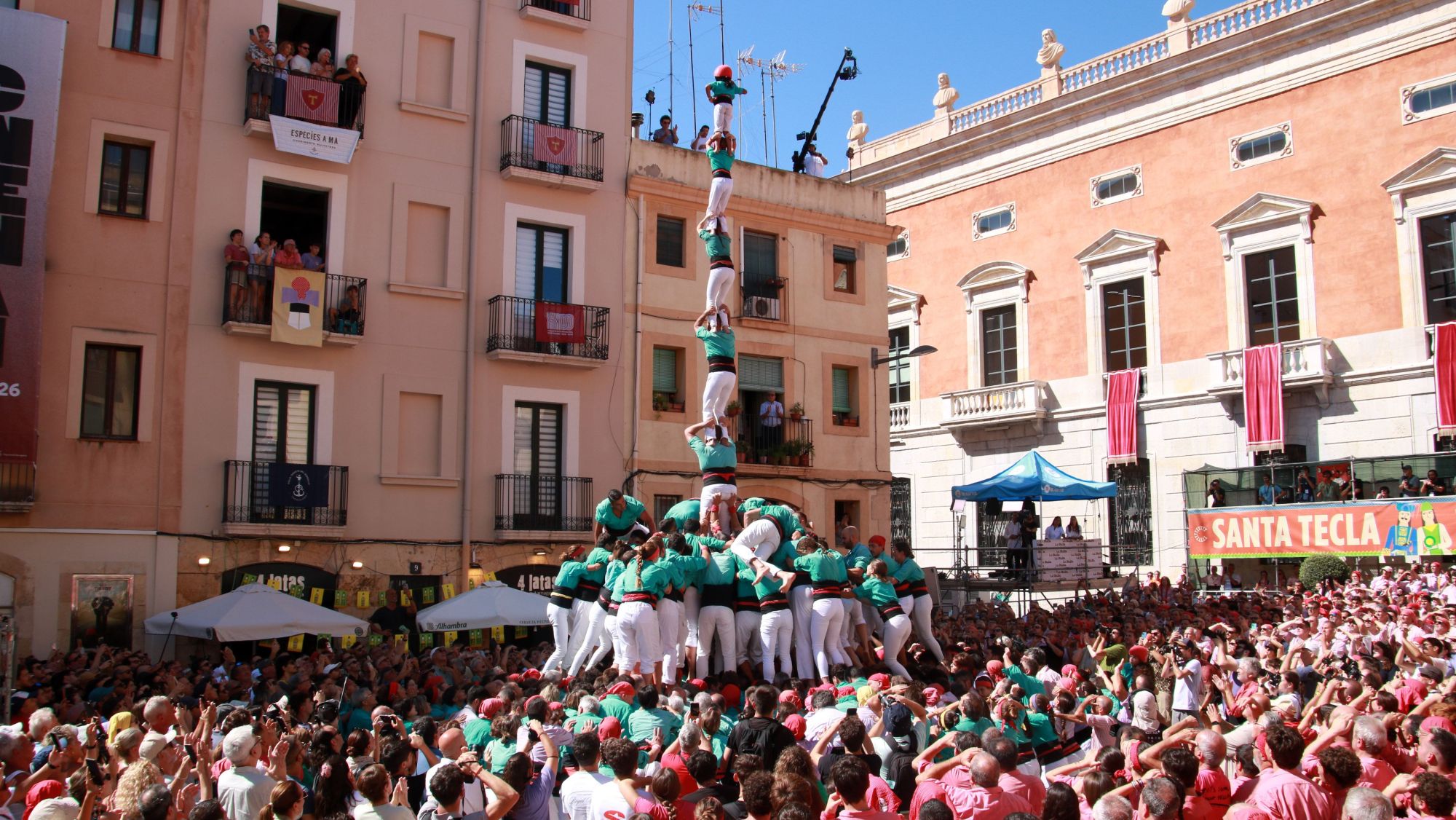 L'agulla del 3 de 9 amb folre dels Castellers de Vilafranca en la primera ronda de la Diada del Primer Diumenge de les festes de Santa Tecla de Tarragona