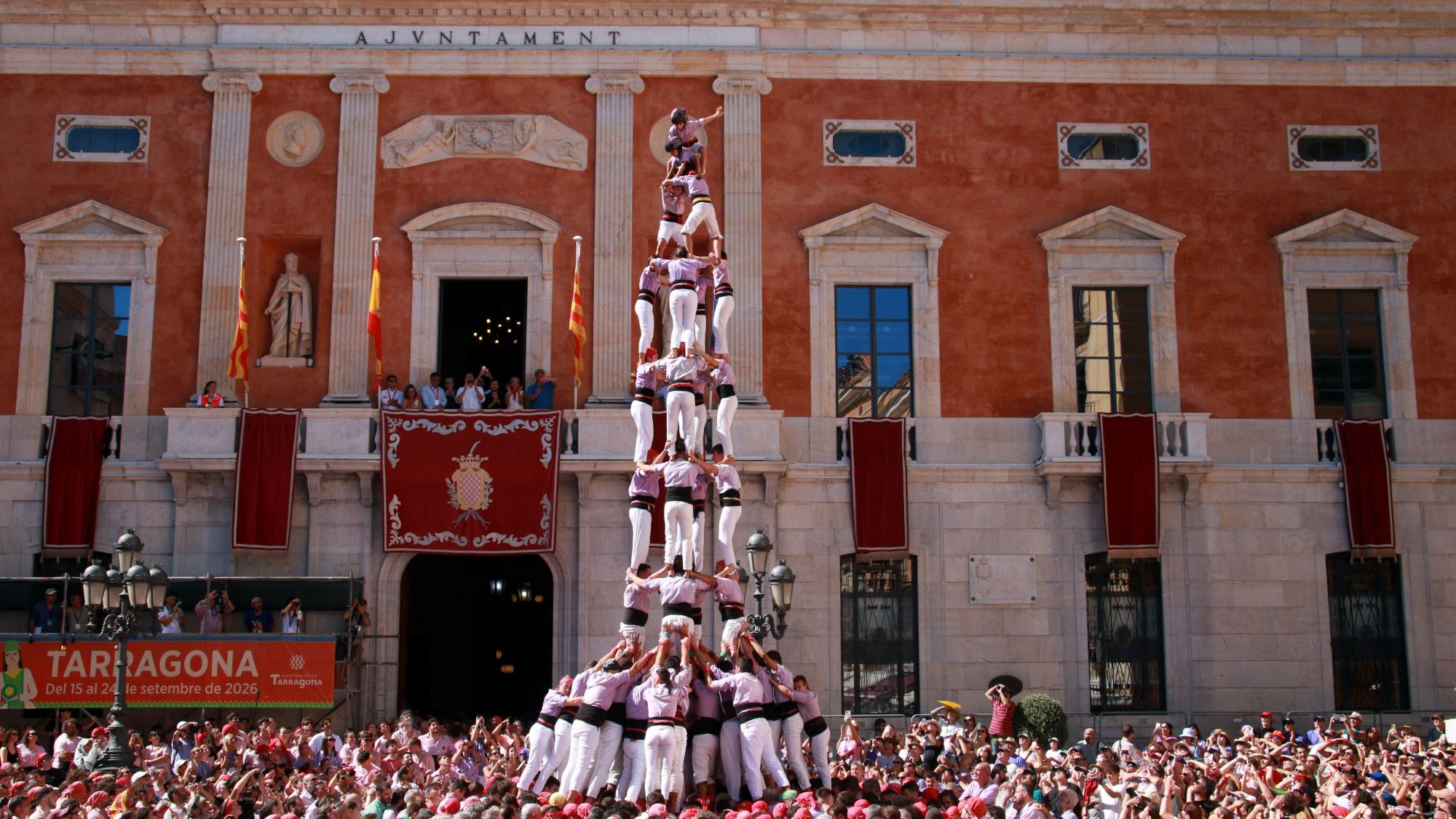 El 4 de 9 amb folre de la Colla Jove dels Xiquets de Tarragona en la tercera ronda de la Diada del Primer Diumenge de Santa Tecla