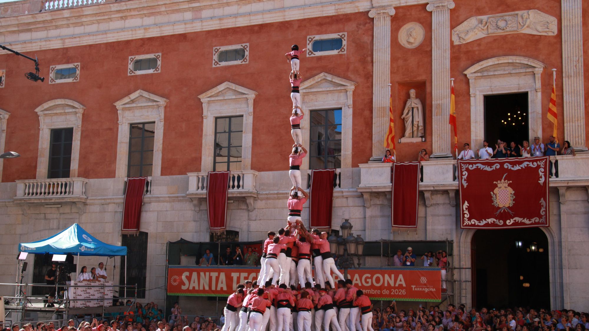 Pilar de 8 amb folre i manilles de la Colla Vella dels Xiquets de Valls en la Diada del Primer Diumenge de les festes de Santa Tecla