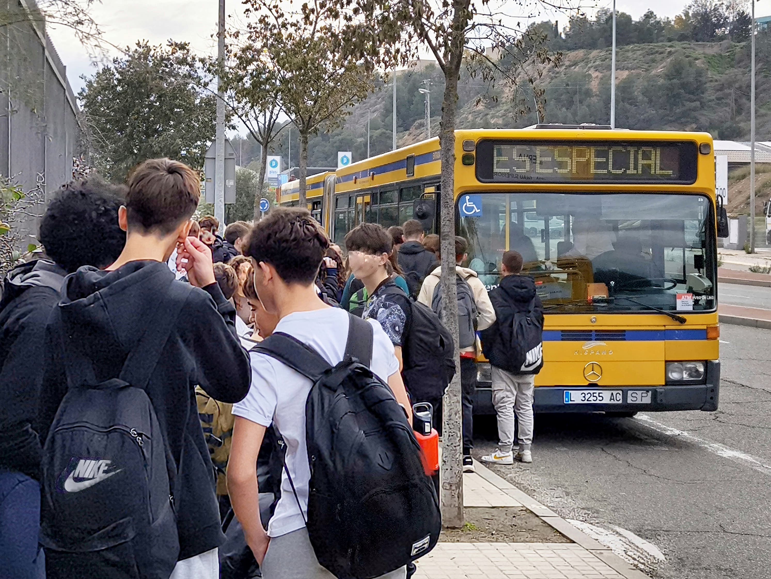 Junts reclama garantizar el servicio de autobús a los estudiantes de La Caparrella ante las aglomeraciones y averías | FOTO: JuntsXCat Paeria