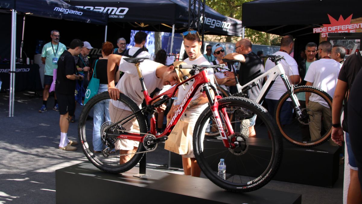 Dos nois mirant una bicicleta de la Sea Otter
