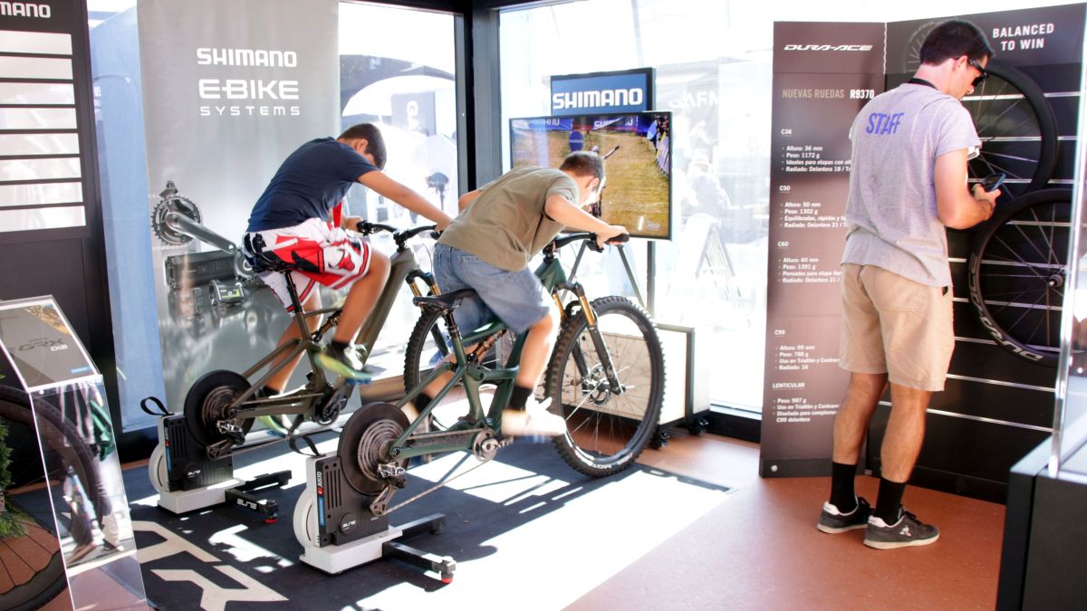 Dos nens provant unes bicicletes a la Sea Otter