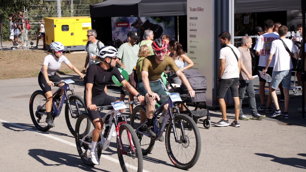 Dos joves equipats sobre una bicicleta a la Sea Otter Girona