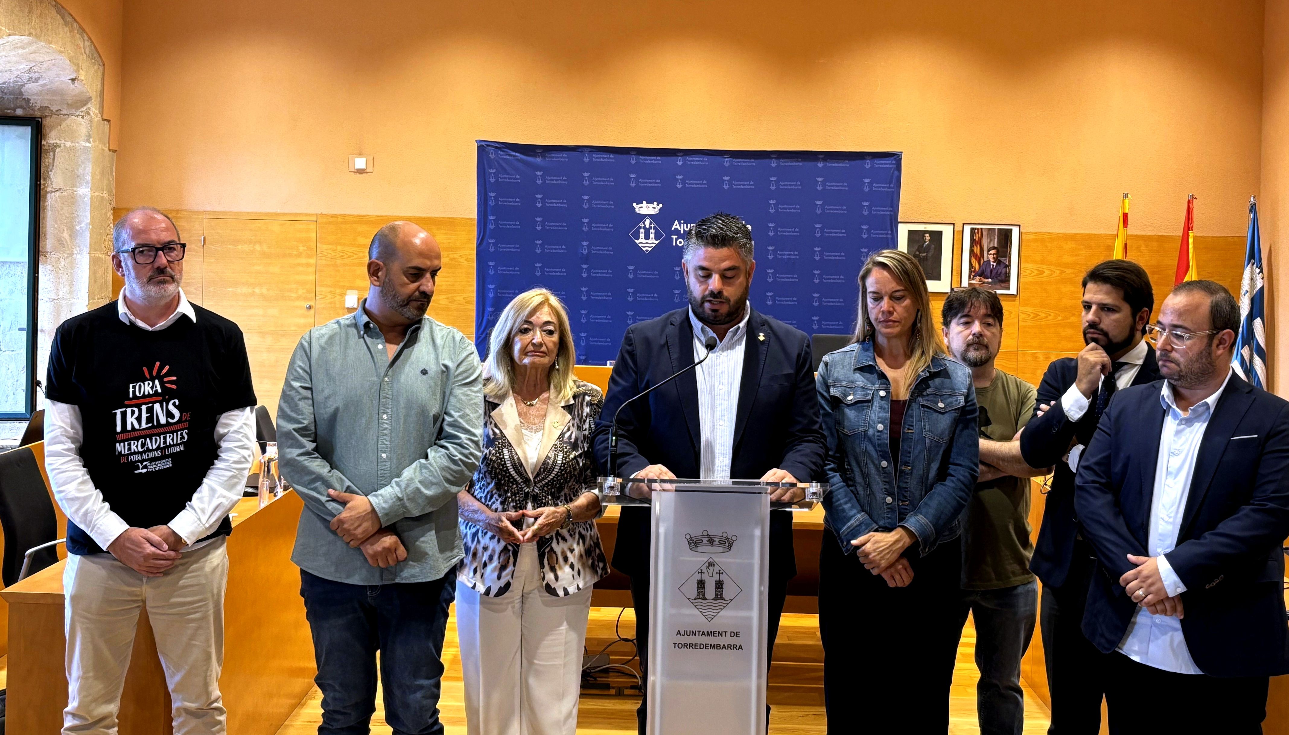 Lectura de la declaración institucional del Ayuntamiento de Torredembarra contra grandes barreras acústicas | FOTO: Ayuntamiento de Torredembarra