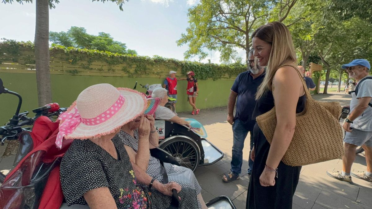 L'alcaldessa de Sant Pere de Ribes, Ana Hernández, amb una parella de dones grans durant la bicicletada en tàndem per als usuaris de residències durant la Setmana de la Mobilitat