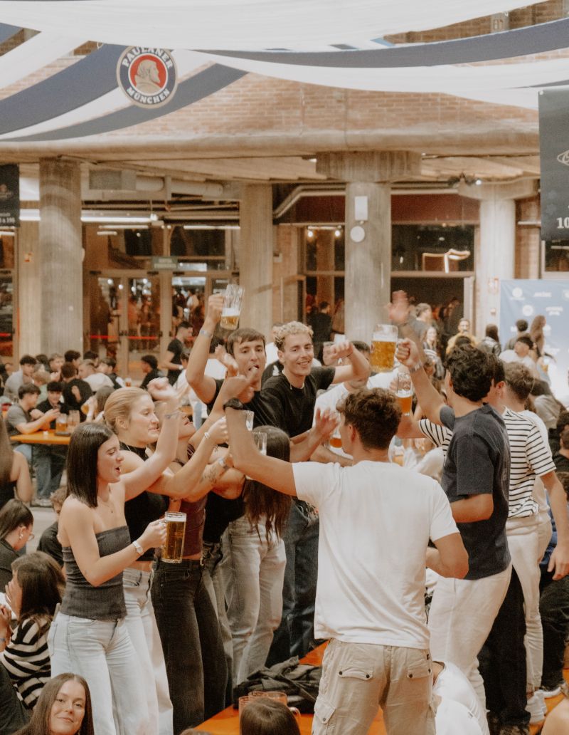 Sis dies de celebració amb molt de menjar i moltes cerveses