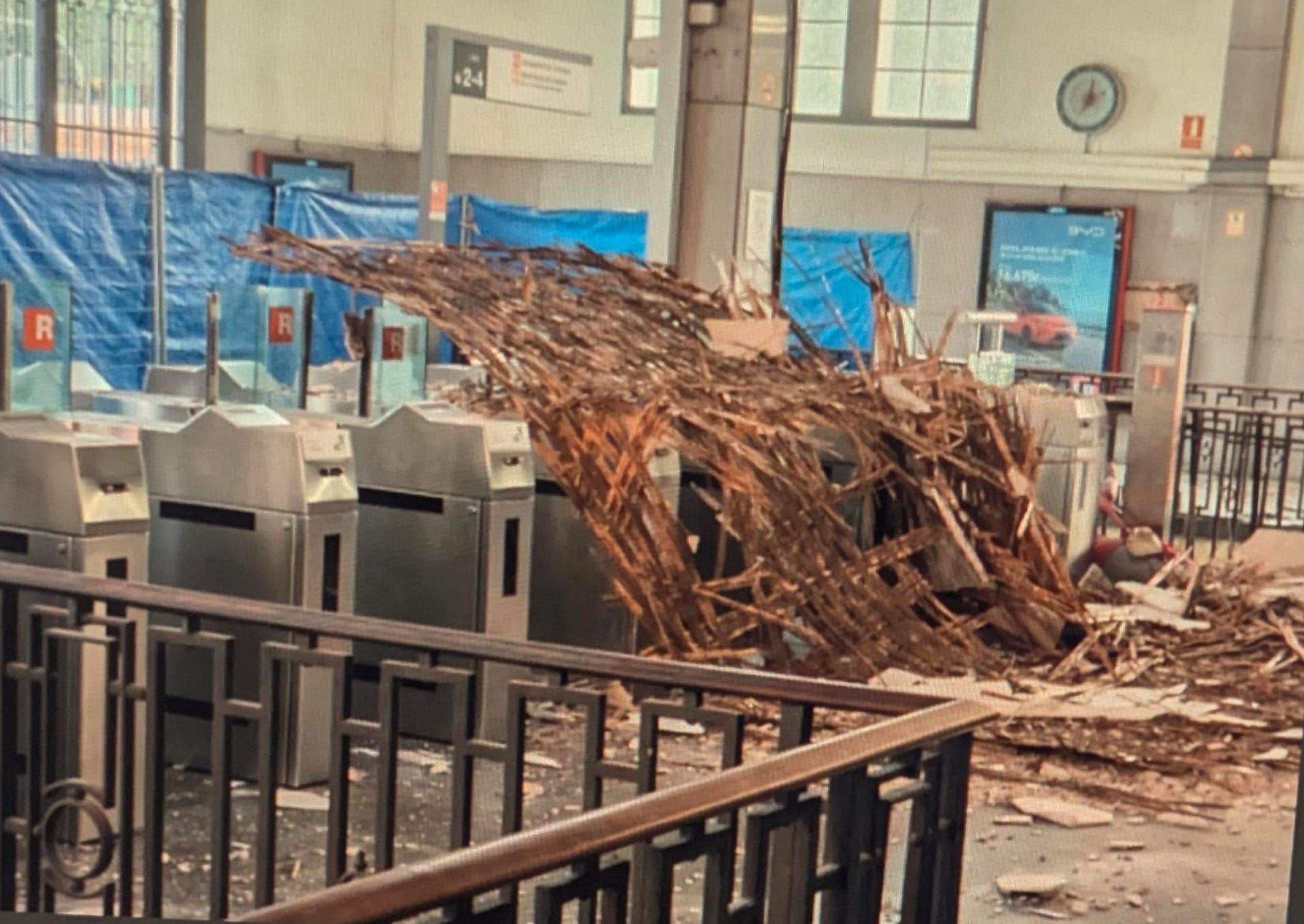 Cau part del sostre de l'estació Fabra i Puig de Rodalies a Barcelona | FOTO: X / @MRSHL0