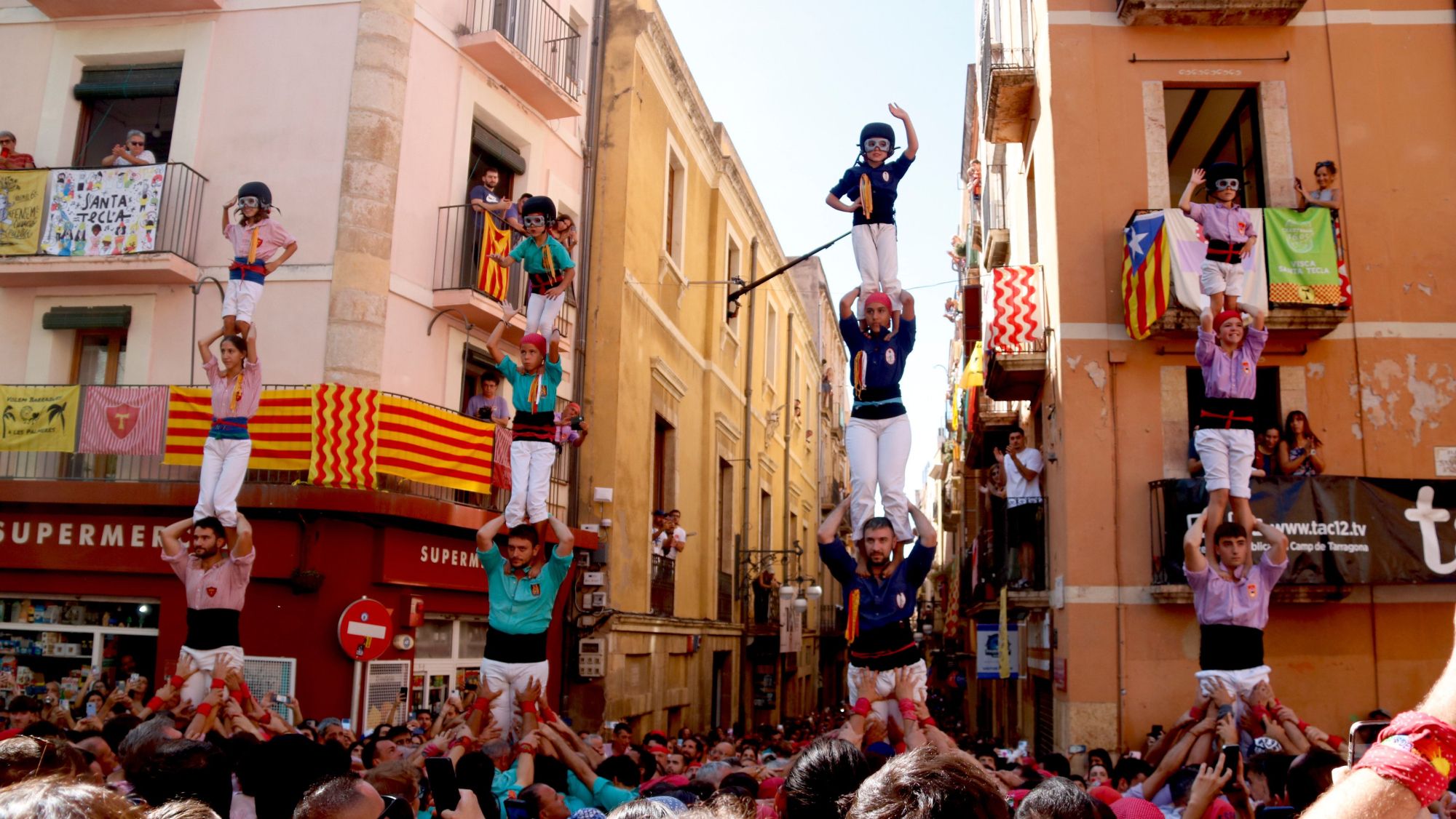 Pilars de les colles tarragonines amb el nou casc i protector facial