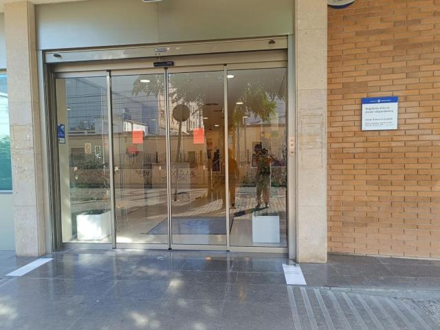 Nova porta automàtica a les dependències municipals d'Acció Social i Dependència de Vilanova i la Geltrú