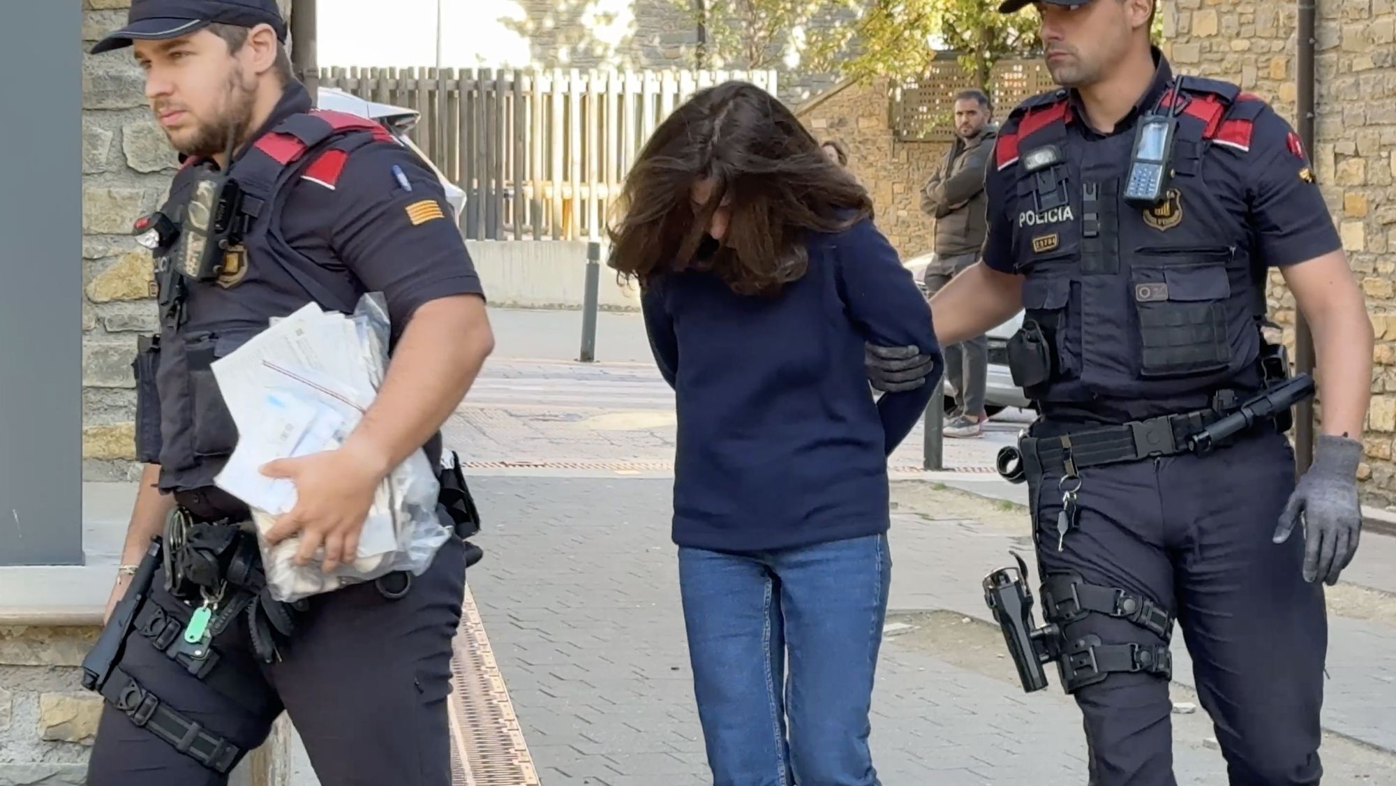 Els Mossos d'Esquadra condueixen a la parella de l'arquitecte barceloní Josep Juanpere, cap al jutjat de Vielha per declarar per la mort de l'arquitecte (2)