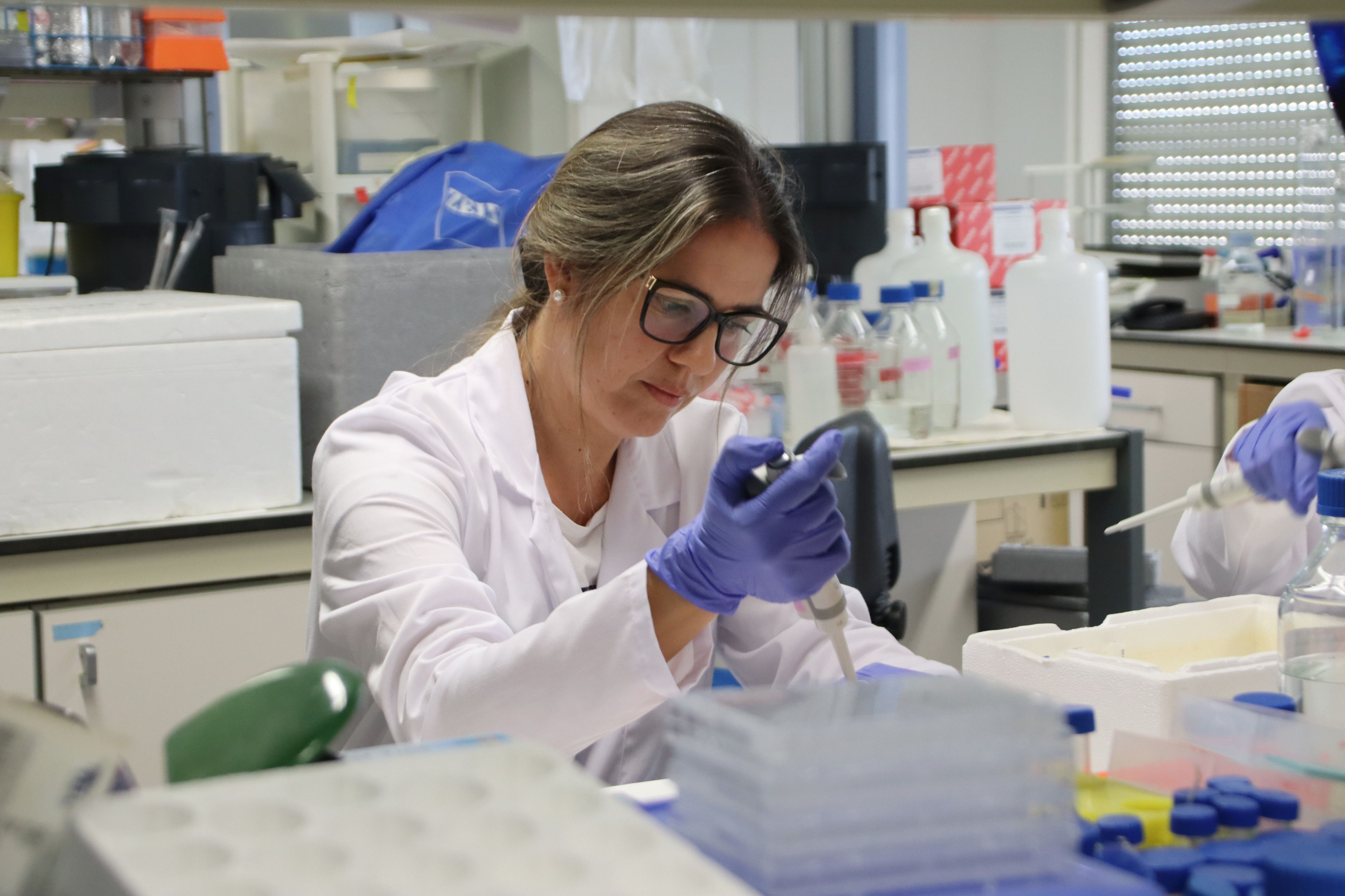 Una investigadora de l'IRB CatSud, a les instal·lacions que s'ampliaran a Tarragona