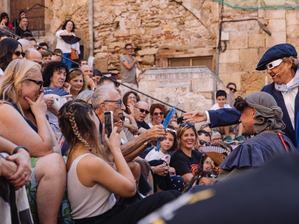 Un moment del Ball de Malcasats de Torredembarra interactuant amb el públic durant la mostra organitzada pel III Congrés Internacional de Balls Parlats