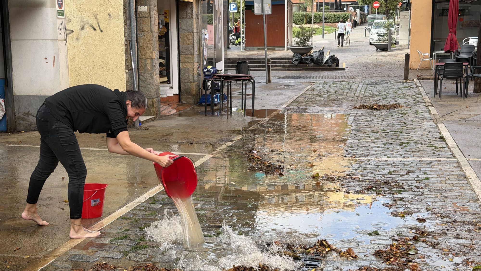 Molts veïns han hagut de buidar d'aigua locals i baixos