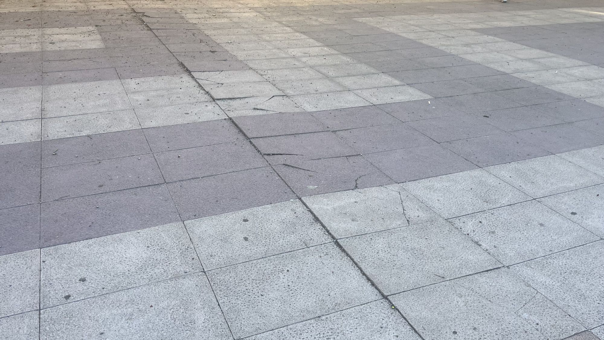 El paviment deteriorat de la plaça del Barco de Girona