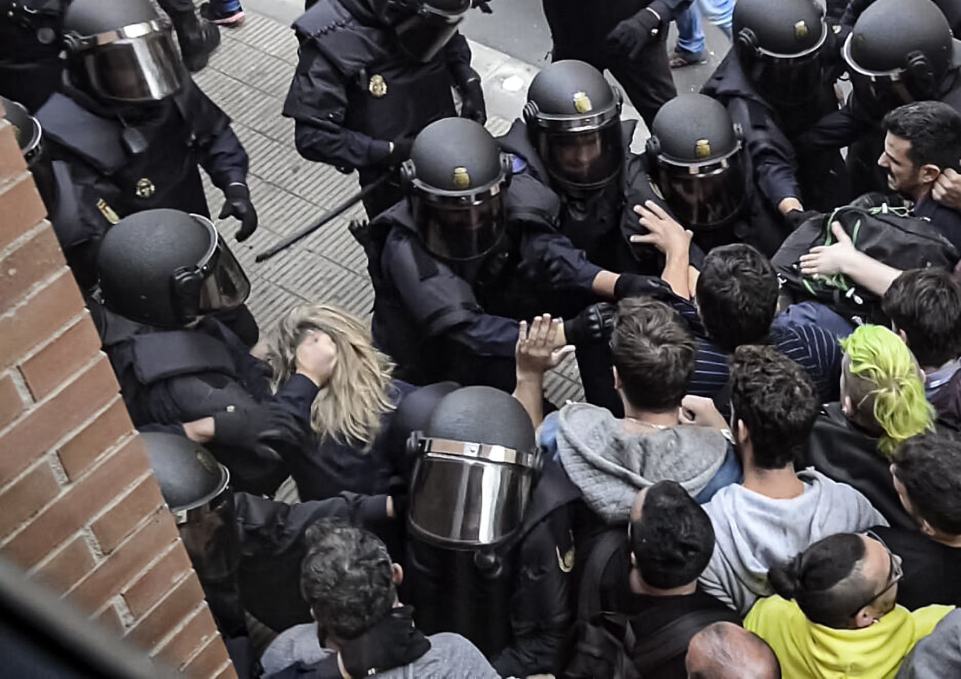 Violant Cervera durante las cargas policiales del 1-O en la Mariola.