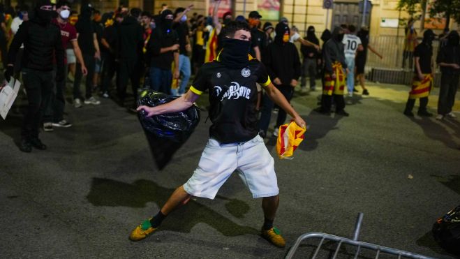 Manifestant radical en les protestes de l'1 O a Barcelona