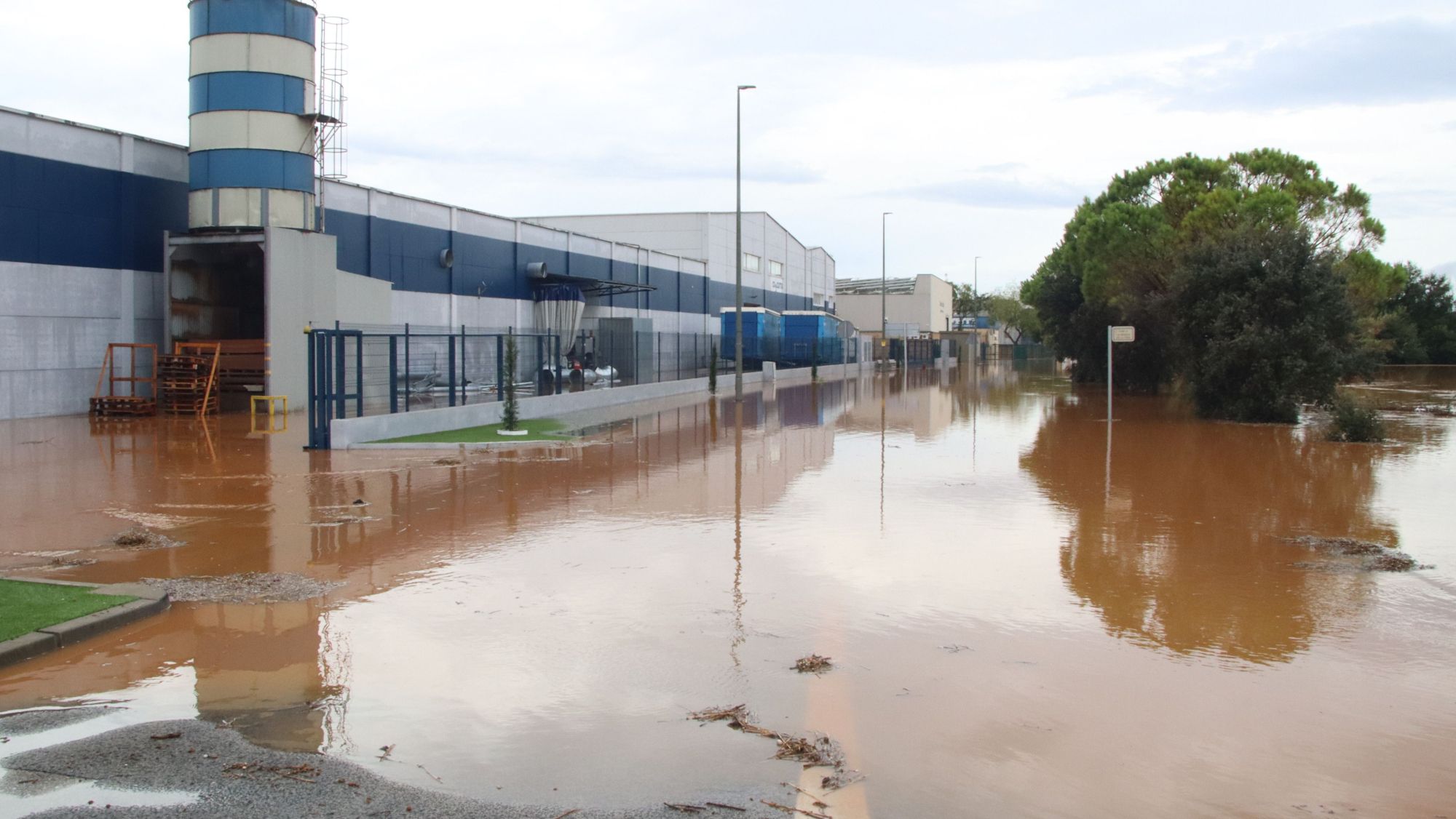 Accés al polígon industrial Valldepins d'Ulldecona, inundat