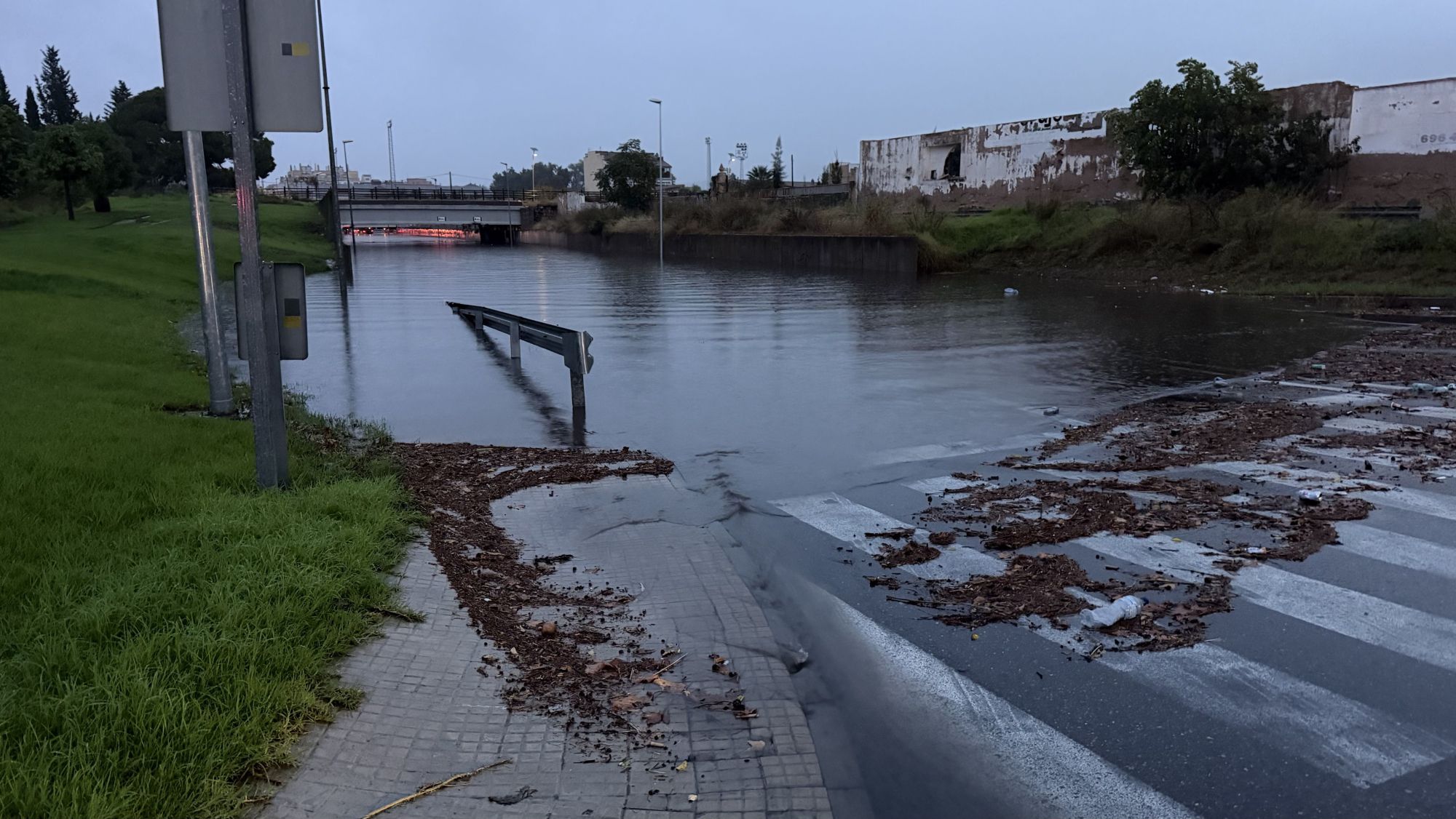 Inundacions a la C-12 a Tortosa