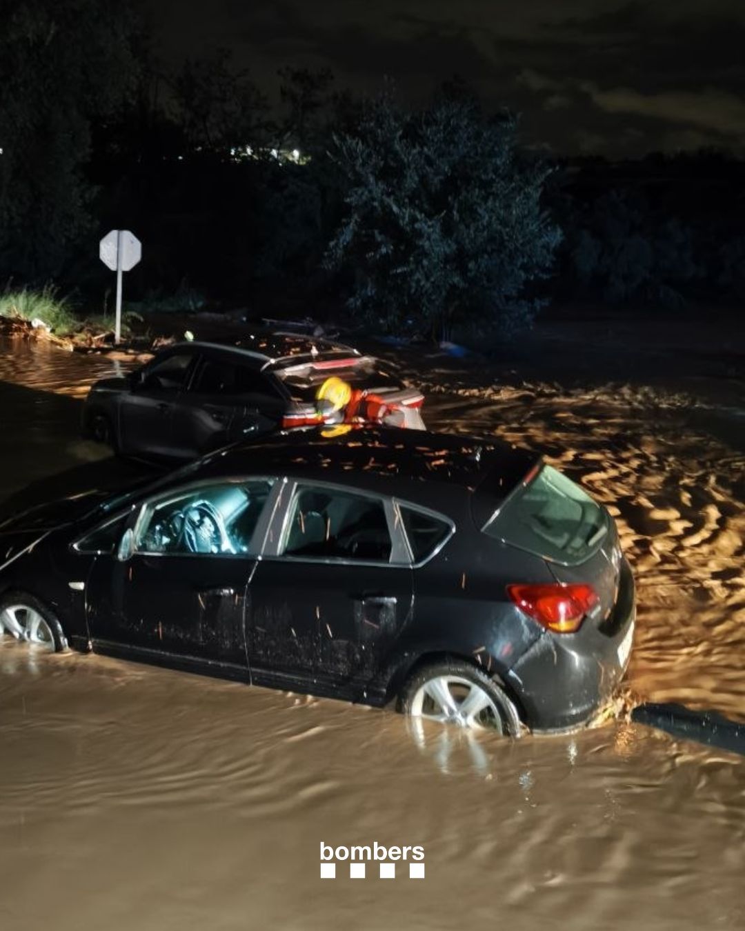 Rescat del conductor d'un vehicle atrapat per l'aigua a Granollers