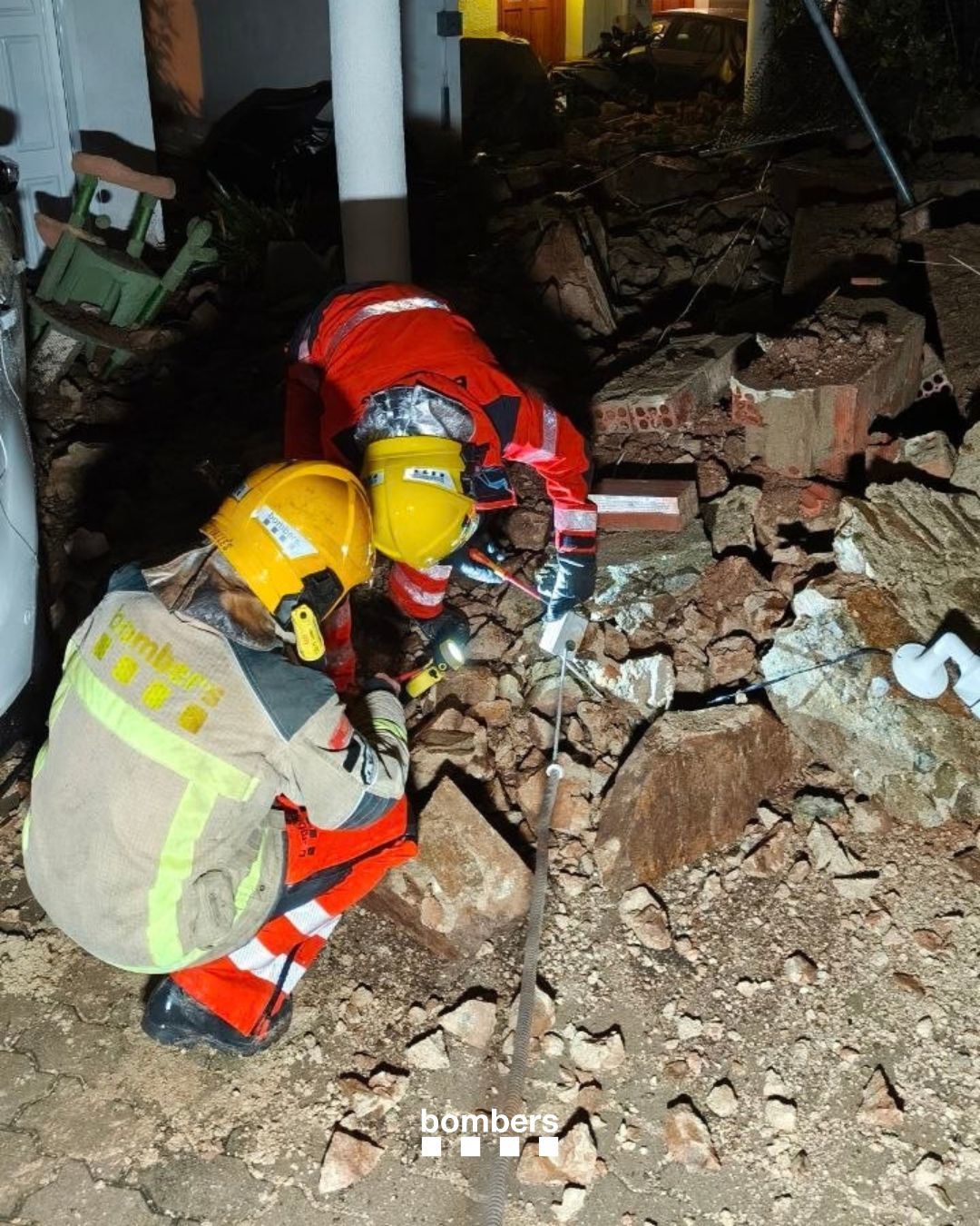 Mur de contenció caigut per l'aiguat a Alella, amb afectació a diverses cases