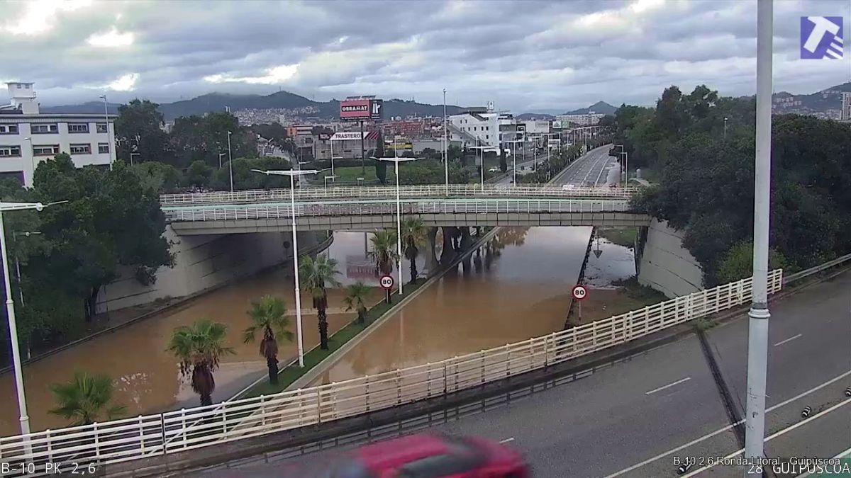 La ronda Litoral (B 10), tallada entre Sant Adrià de Besòs i Bon Pastor en tots dos sentits per inundacions