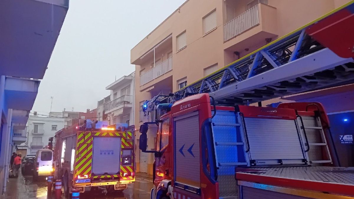 Bombers en incendi d'habitatge al carrer de Monturiol de les Cases d'Alcanar