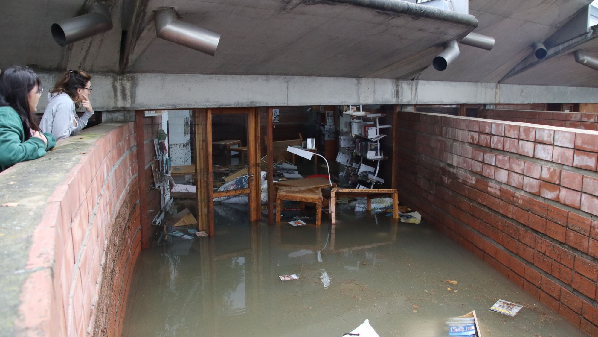 La biblioteca Enric Miralles de Palafolls, inundada després de les pluges torrencials d'aquest diumenge a la matinada