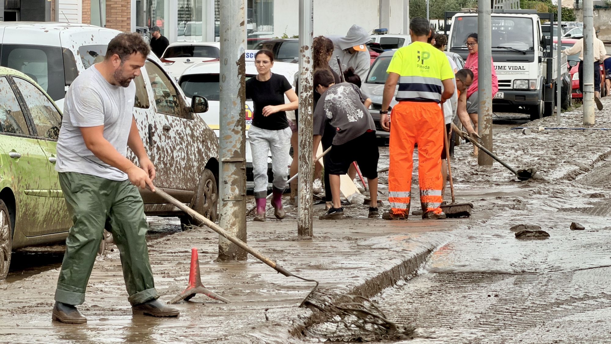 Veïns netejant a Pineda de Mar les afectacions dels aiguats a la zona de l'N 2