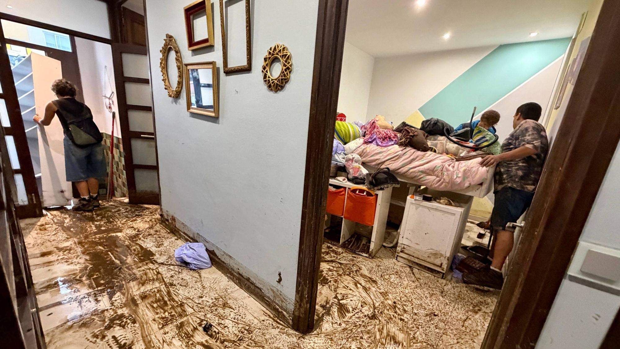 Veíns de Pineda de Mar, netejant l'interior del seu domicili, inundat a casa dels aiguats