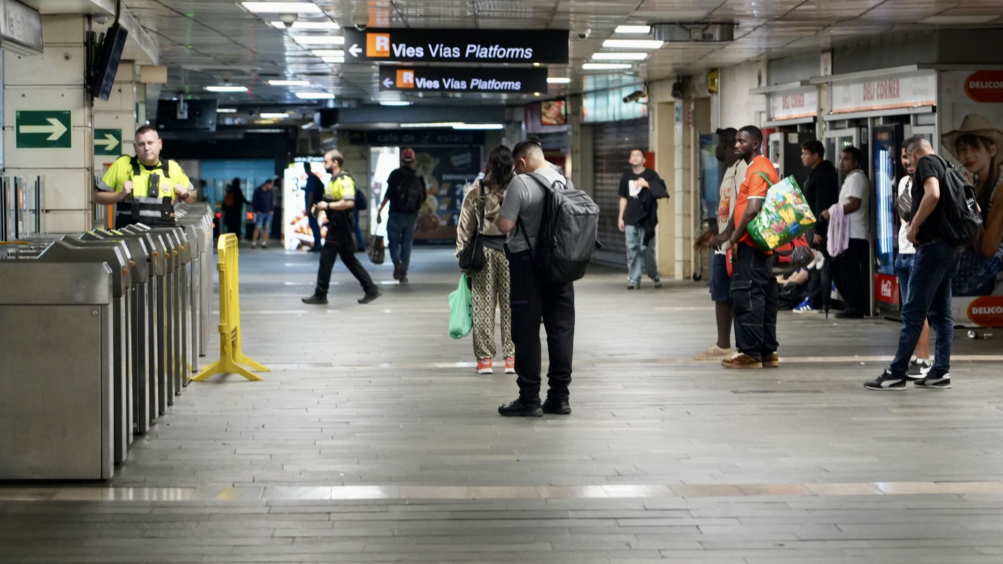 Gent esperant l'obertura del servei de Rodalies a l'estació de Plaça Catalunya