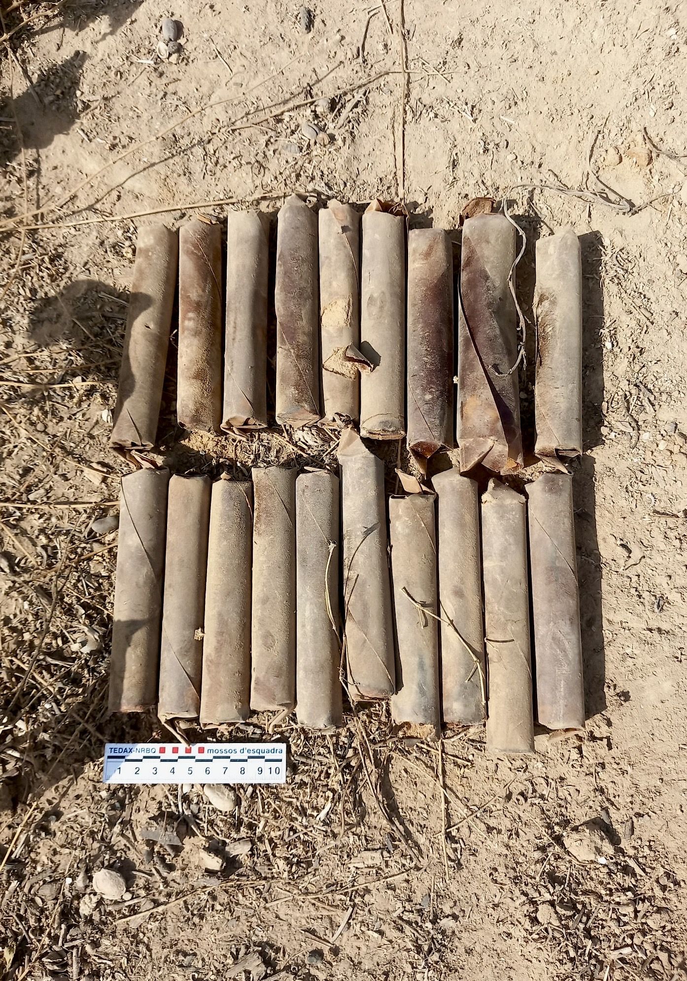 Troben 19 cartutxos de dinamita enterrats en una finca de Ginestar