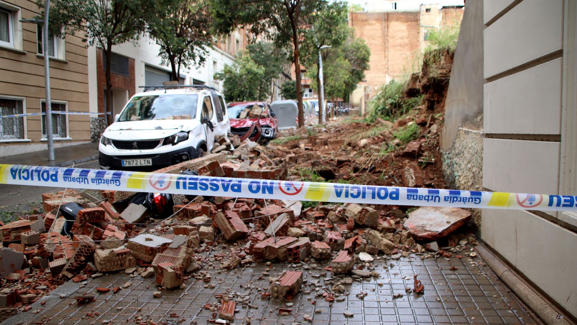 Un mur caigut pel temporal al carrer Ciutat de Balaguer, a Barcelona