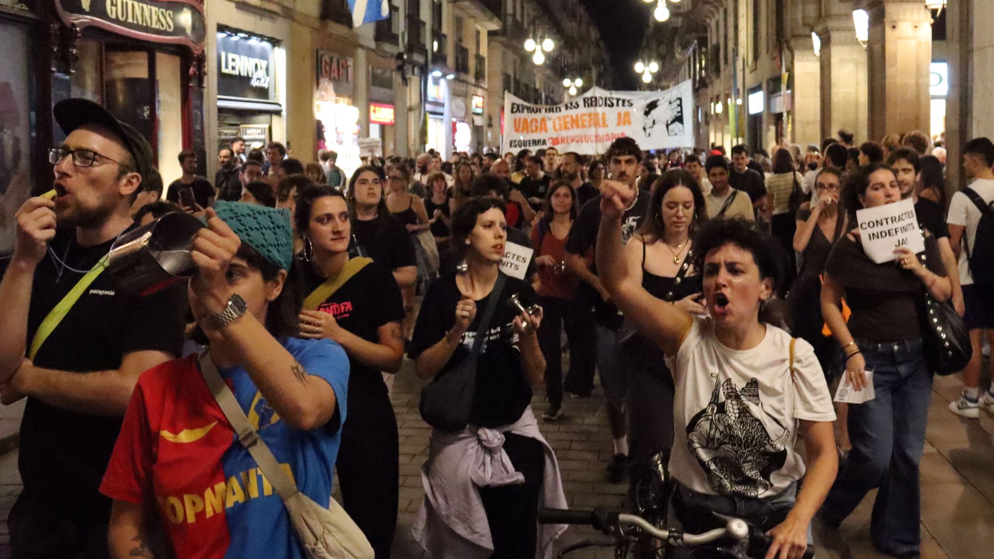 Manifestació entre plaça Sant Jaume i l'acampada per l'habitatge