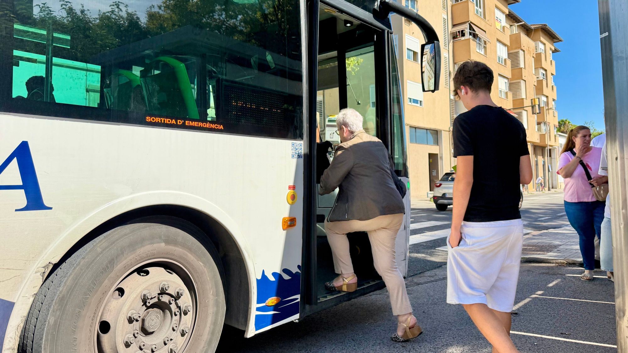 Passatgers accedint al bus interurbà a la parada de Cubelles