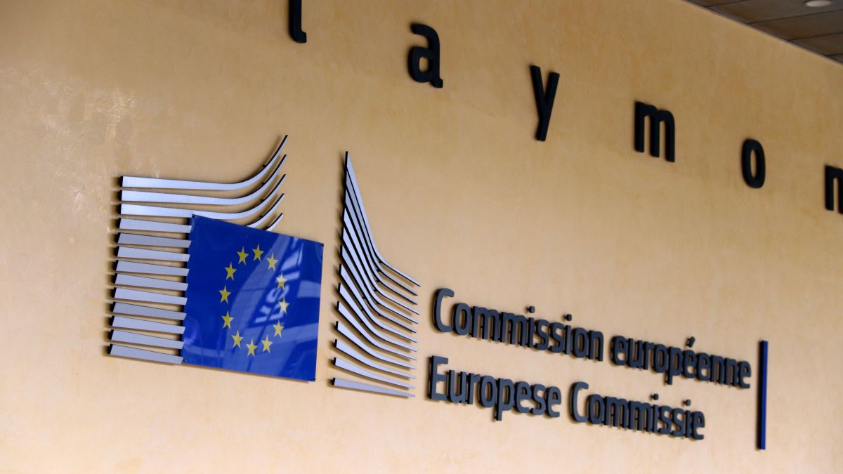 Detall del cartell de l'edifici Berlaymont, seu de la Comissió Europea, a Brussel·les