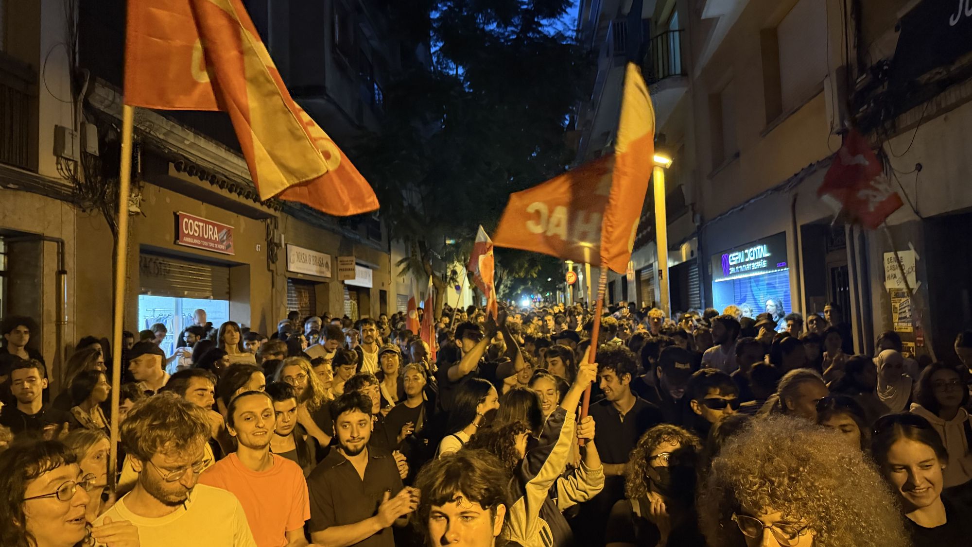 Un grup de manifestants a les portes del bloc Llenguadoc 74