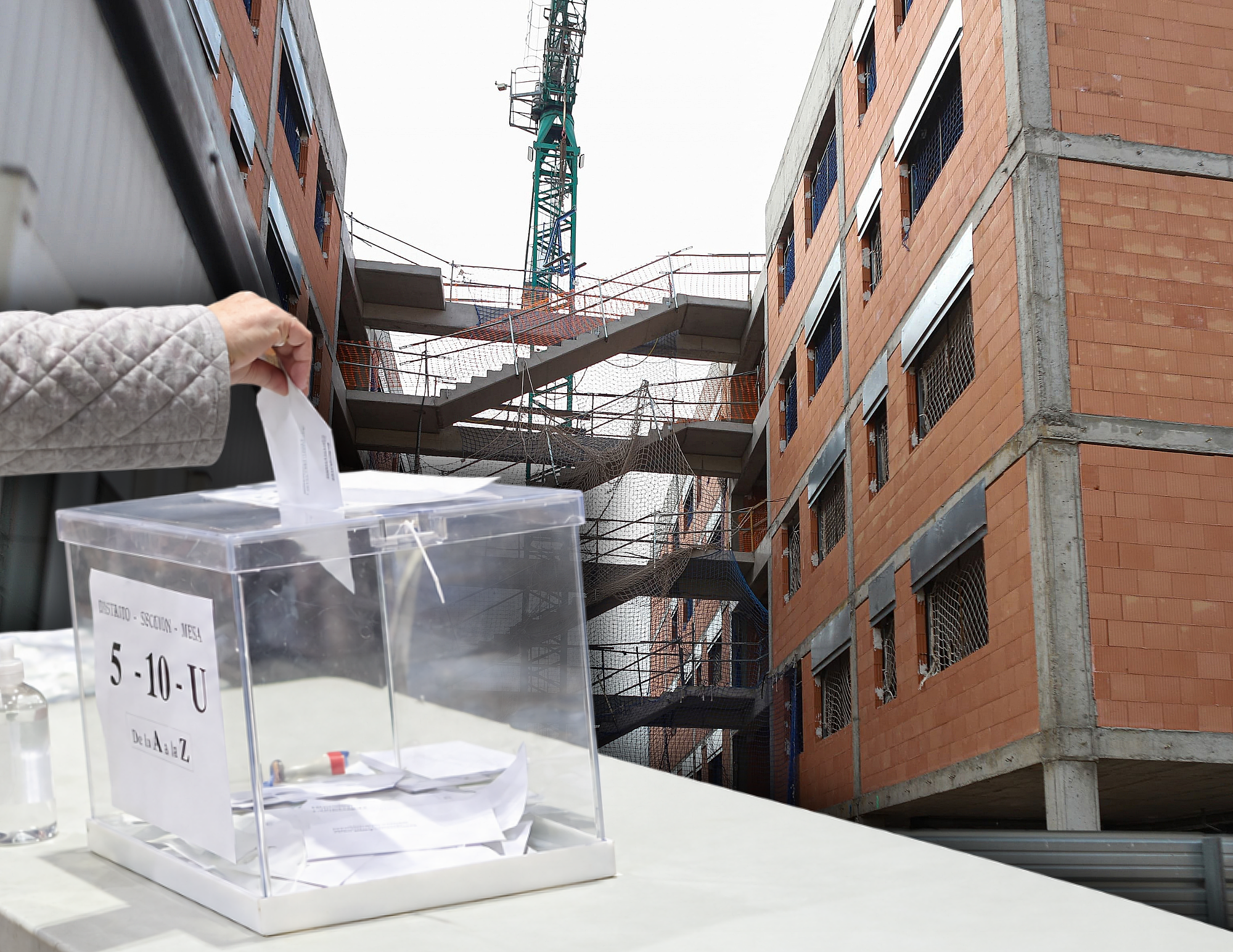 Fotomontaje VIVIENDA o ELECCIONES (JuntsXCat Paeria).
