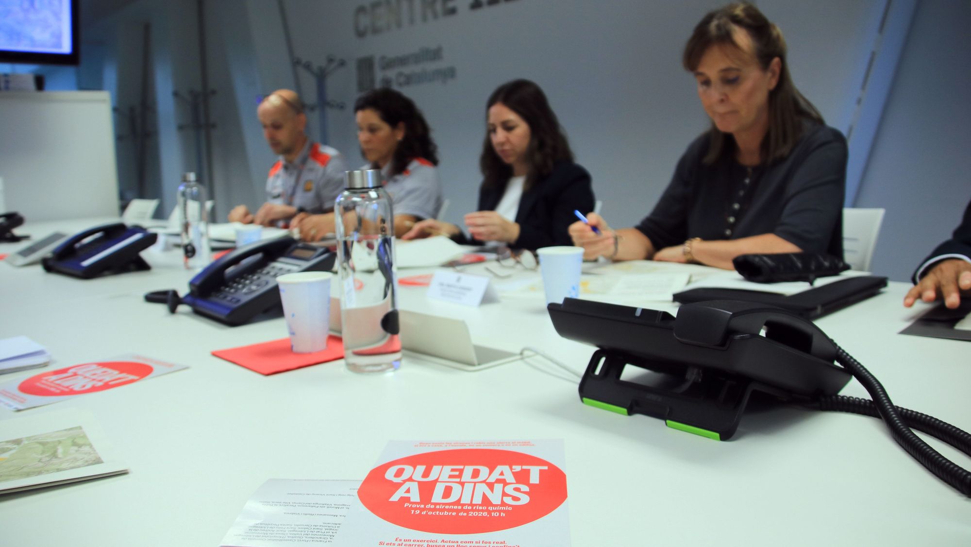 La delegada del Govern a Tarragona, Lucía López; la directora general de Protecció Civil, Marta Cassany, entre altres responsables durant en la presentació de la nova prova de sirenes