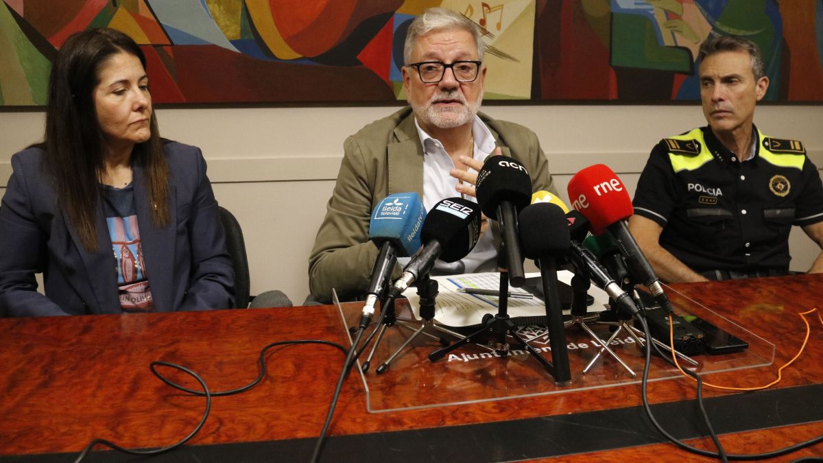L'alcalde de Lleida, Fèlix Larrosa, durant una atenció als mitjans de comunicació a la Paeria de Lleida